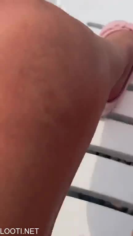 لایو سکسی مسیحا ممه هاشو ریخته بیرون تو ساحل از کص و کون ملت فیلم میگیره.mp4 - تماشای آنلاین در بکن تو
