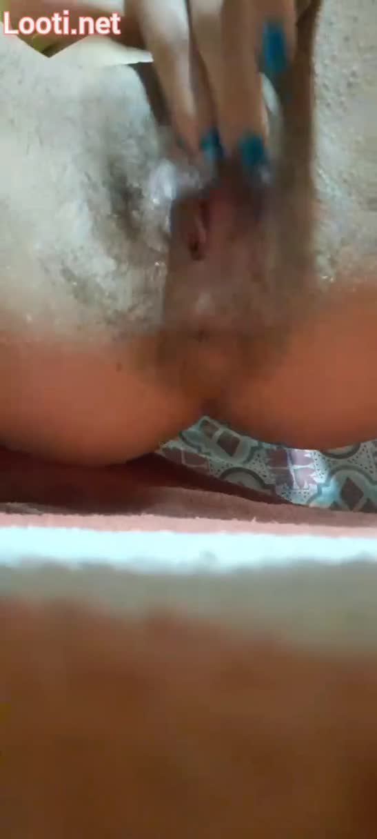 دختر حشری کصش میماله و سر لاک و خیار میکنه توی سوراخ کون تنگش.mp4 - تماشای آنلاین در بکن تو