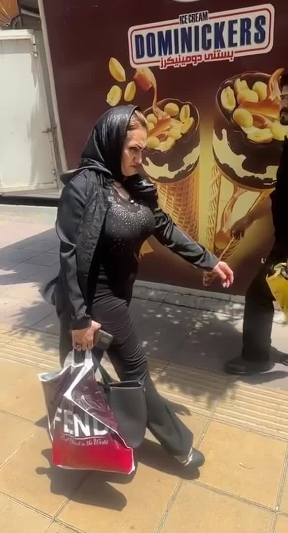 کلیپ شکاری خیابانونی میلف وطنی با سینه های گنده که وقتی راه میره سینه هاش میلرزن.mp4 - تماشای آنلاین در بکن تو