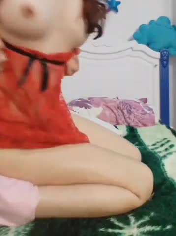 دختره شلوارشو کشیده پایین رو تخت بدن نمایی میکنه.mp4 - تماشای آنلاین در بکن تو