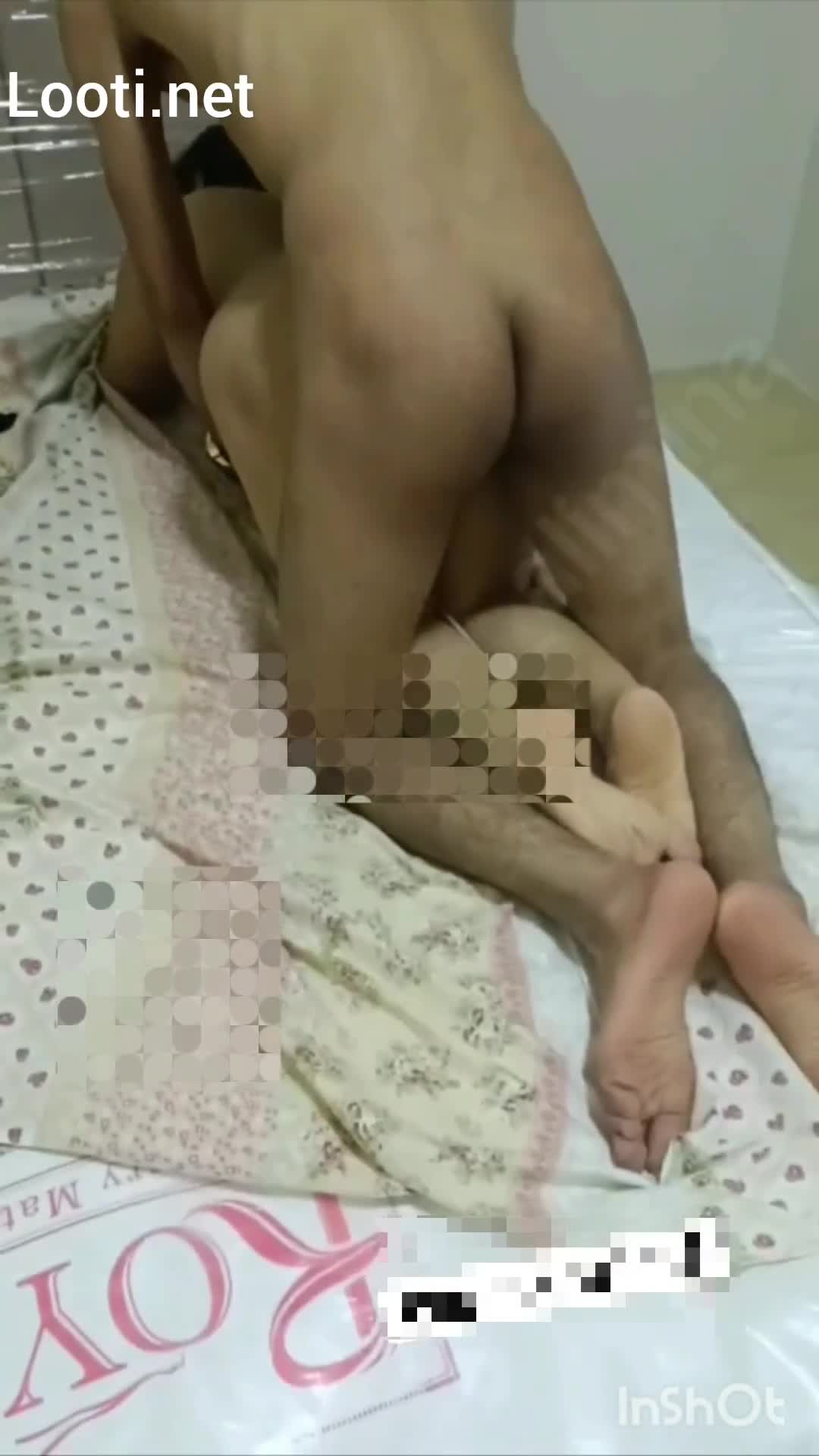 نفر سوم رو تختششون خانمشو جر میده.mp4 - تماشای آنلاین در بکن تو
