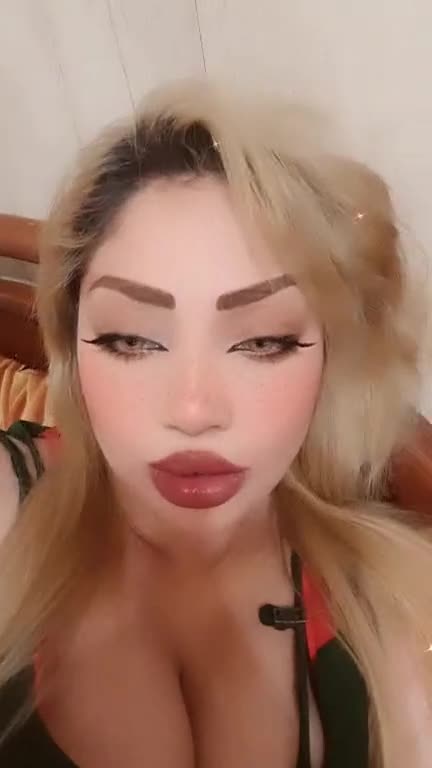 لایو تی تی با ممه ۸۵ روی تخت.mp4 - تماشای آنلاین در بکن تو
