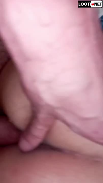 سکس سارا با دوست پسرش رو تخت دراز کشیده و دوست پسرش کیرشو توی کسش عقب و جلو می‌کنه.mp4 - تماشای آنلاین در بکن تو