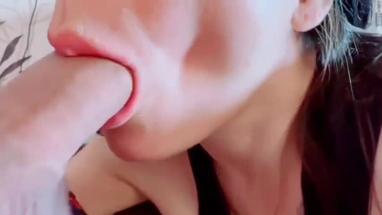 حسابی ساک میزنه و ممه های دختره رو میخوره.mp4