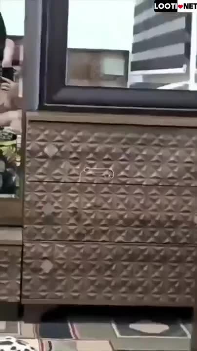 دوس دخترشو برده خونشون از اینه روبرو کزدنشو فیلم میگیره.mp4 - تماشای آنلاین در بکن تو